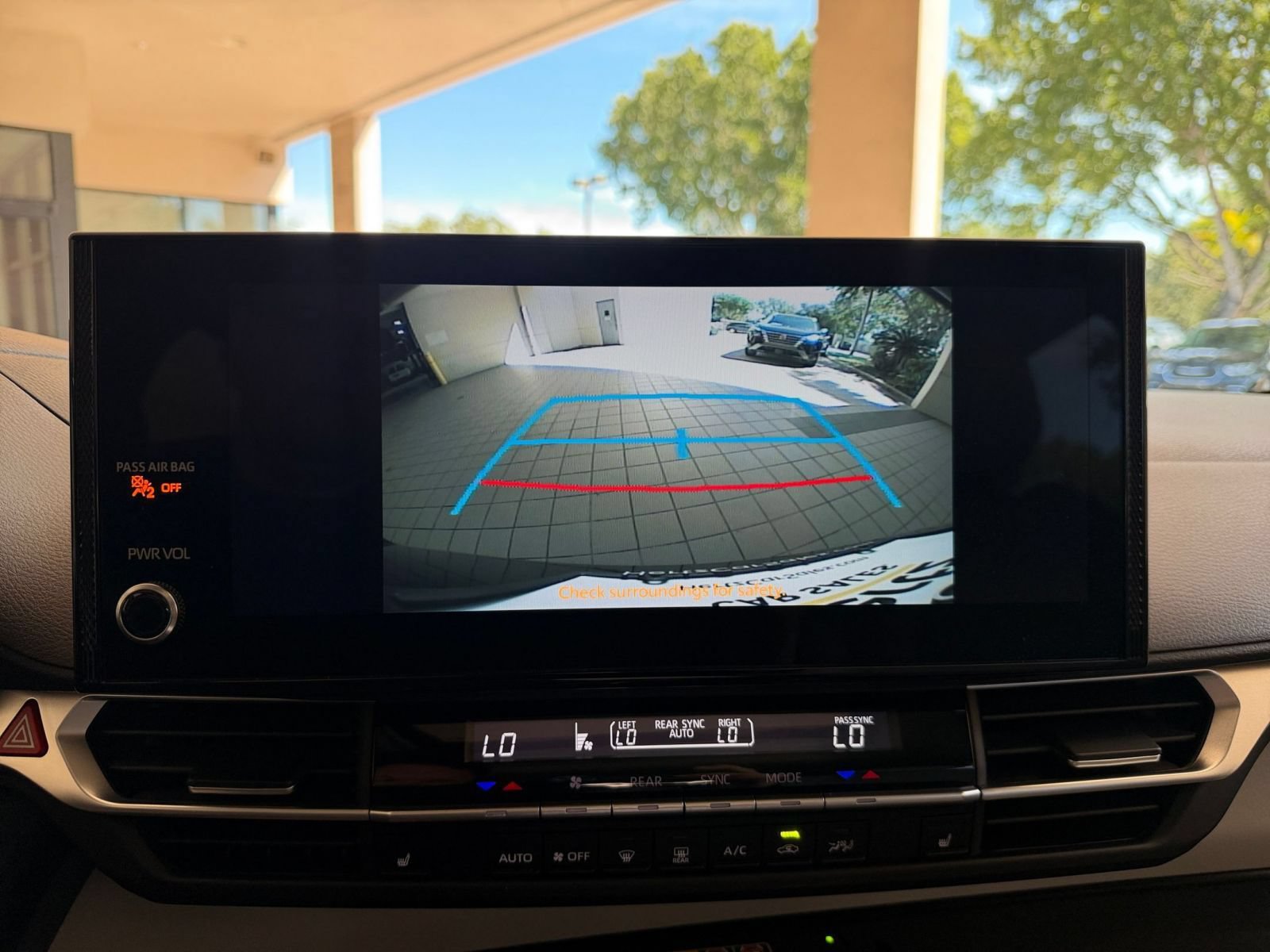 Used 2025 Toyota Sienna XLE FWD image 21