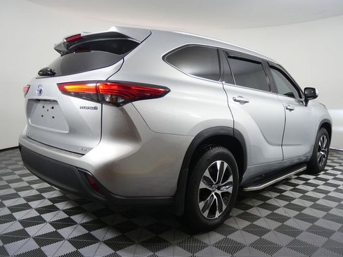 Used 2022 Toyota Highlander XLE image 3