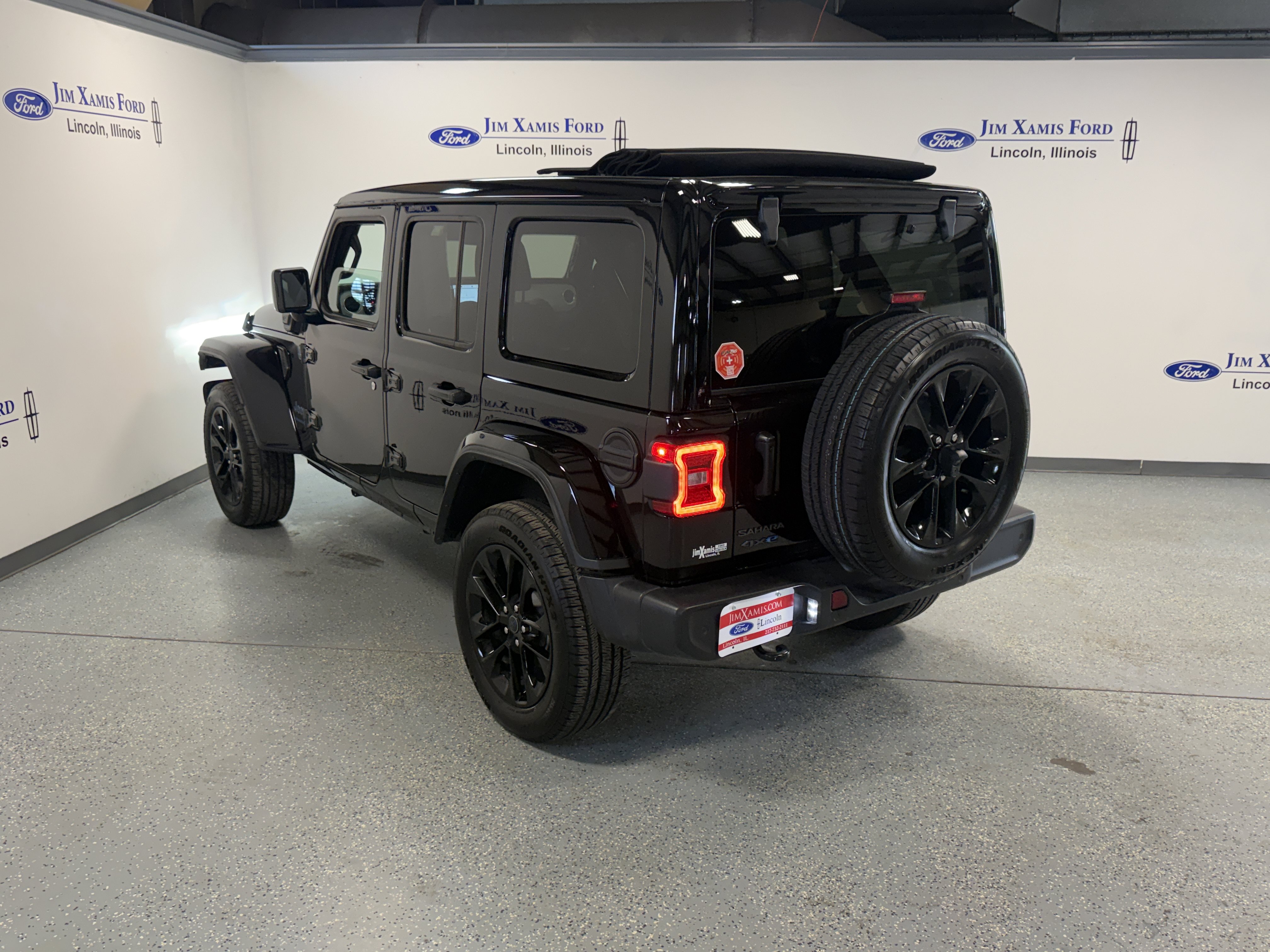 Used 2025 Jeep Wrangler Unlimited Sahara w/ Safety Group AWD/4WD image 32