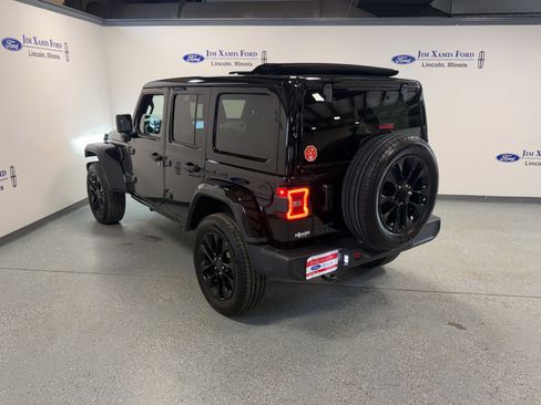 Used 2025 Jeep Wrangler Unlimited Sahara w/ Safety Group AWD/4WD image 32