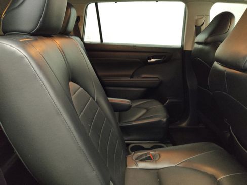 Used 2022 Toyota Highlander XLE FWD image 19
