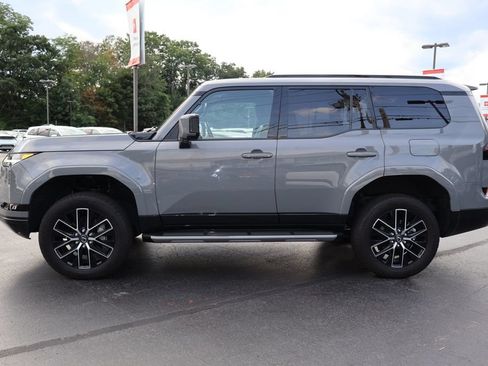 Used 2024 Lexus GX 550 w/ Cold Area Package AWD/4WD image 3