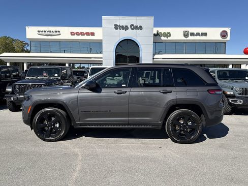 New 2025 Jeep Grand Cherokee Laredo image 8