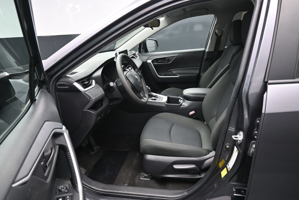 Used 2025 Toyota RAV4 LE AWD/4WD image 9