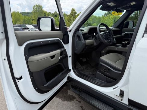 Certified 2026 Land Rover Defender 110 X-Dynamic SE AWD/4WD image 25