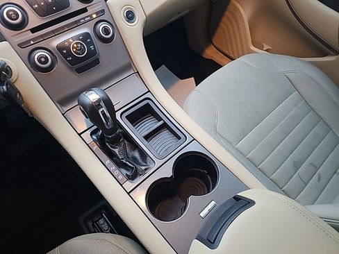 Used 2015 Ford Taurus SE image 18