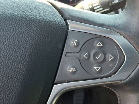 Used 2023 Chevrolet Traverse Premier FWD image 18