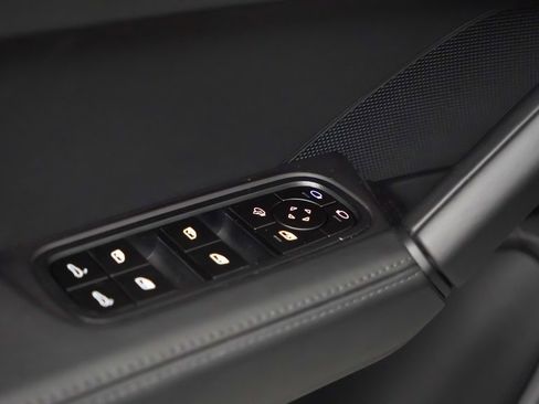 Certified 2025 Porsche Cayenne S image 23