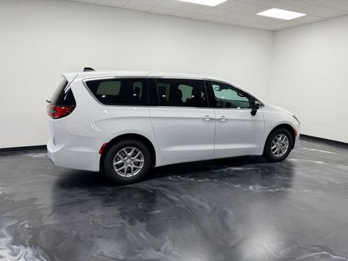New 2027 Chrysler Pacifica Select FWD image 25