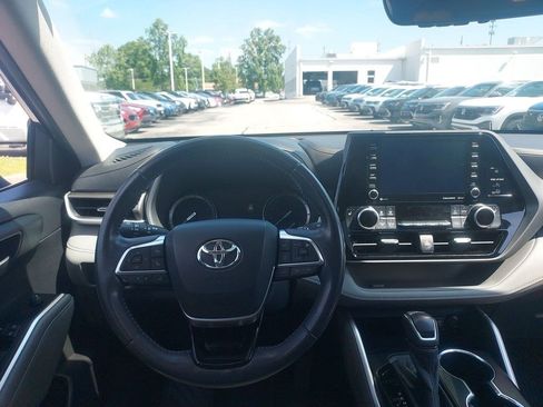 Used 2020 Toyota Highlander XLE AWD/4WD image 10