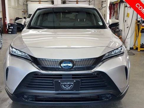 Used 2021 Toyota Venza LE image 2