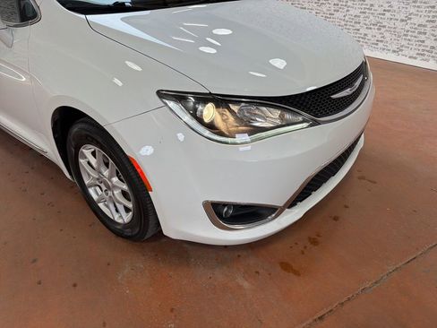 Used 2020 Chrysler Pacifica Touring-L image 9