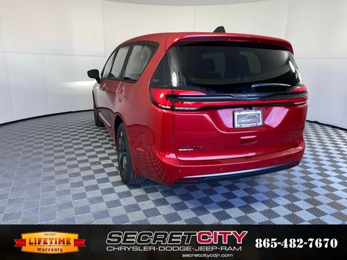 New 2026 Chrysler Pacifica Select image 5