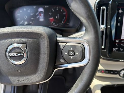 Used 2022 Volvo XC40 T4 Momentum FWD image 21