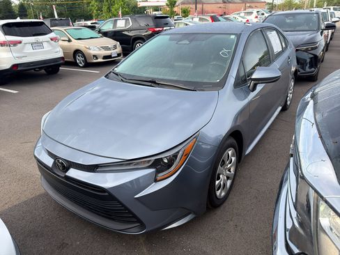 Used 2025 Toyota Corolla LE w/ Convenience Package FWD image 2