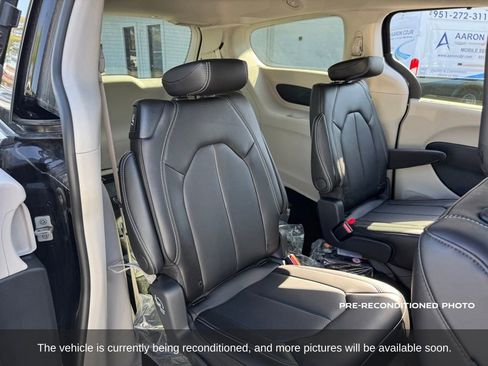Used 2024 Chrysler Pacifica Touring-L FWD image 11