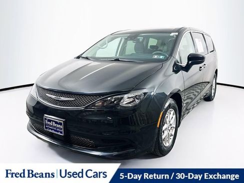 Used 2023 Chrysler Voyager LX image 3
