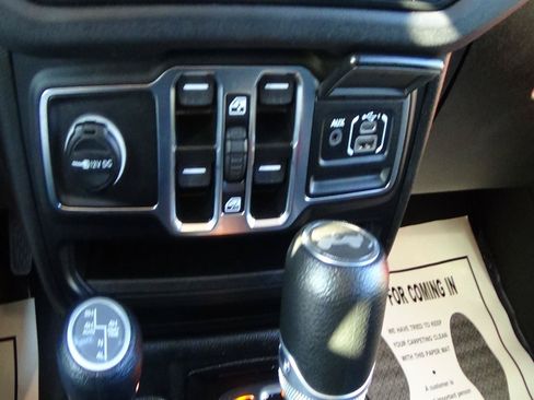 Used 2025 Jeep Wrangler Unlimited Sahara AWD/4WD image 32