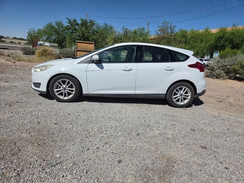 Used 2015 Ford Focus SE FWD image 2