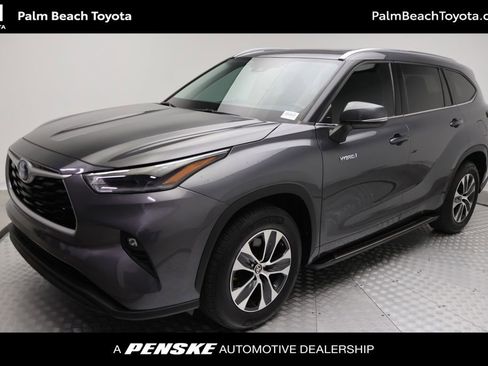 Used 2021 Toyota Highlander XLE FWD image 1