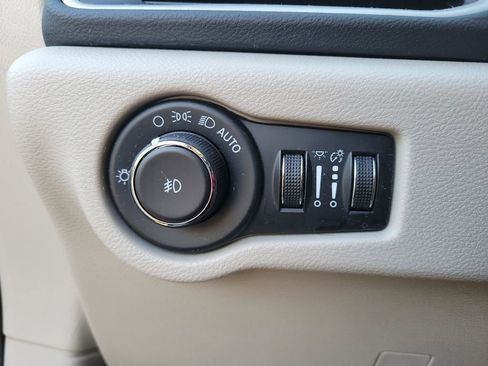 Used 2023 Chrysler Pacifica Touring-L image 26