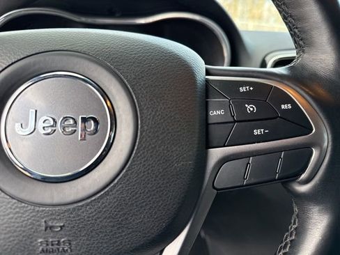 Used 2022 Jeep Grand Cherokee Limited image 39