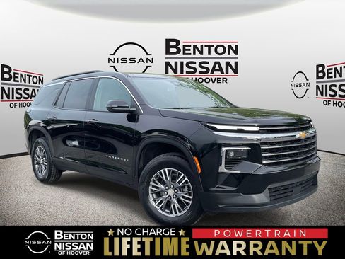 Used 2025 Chevrolet Traverse LT FWD image 1