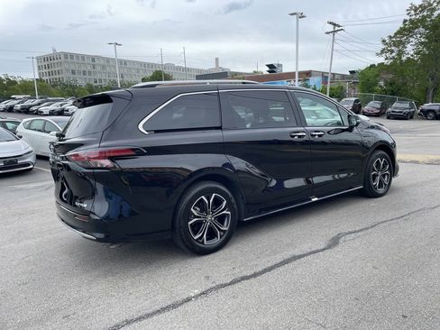 Used 2025 Toyota Sienna Platinum AWD/4WD image 8
