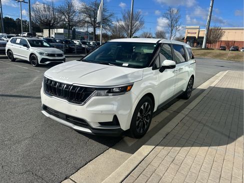 Used 2024 Kia Carnival EX image 4