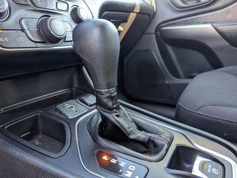 Used 2019 Jeep Cherokee Latitude w/ Popular Appearance Group FWD image 17