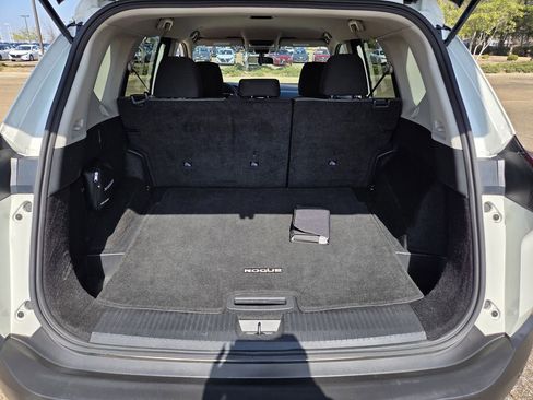 Used 2023 Nissan Rogue SV image 24