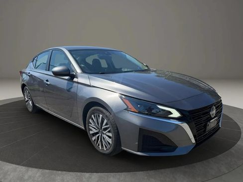 Used 2023 Nissan Altima 2.5 SV FWD image 3