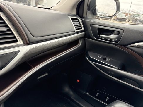 Used 2018 Toyota Highlander Limited image 17