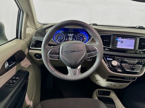 Used 2023 Chrysler Voyager LX image 21