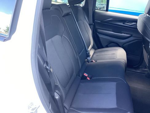 Used 2025 Jeep Grand Cherokee Laredo w/ Luxury Tech Group I AWD/4WD image 19