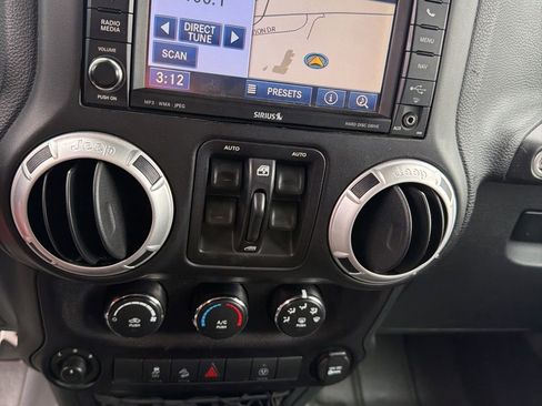 Used 2015 Jeep Wrangler Unlimited Sahara w/ Connectivity Group AWD/4WD image 12
