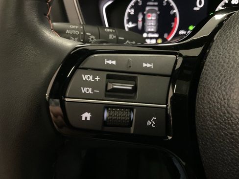 Used 2025 Honda Pilot TrailSport image 12