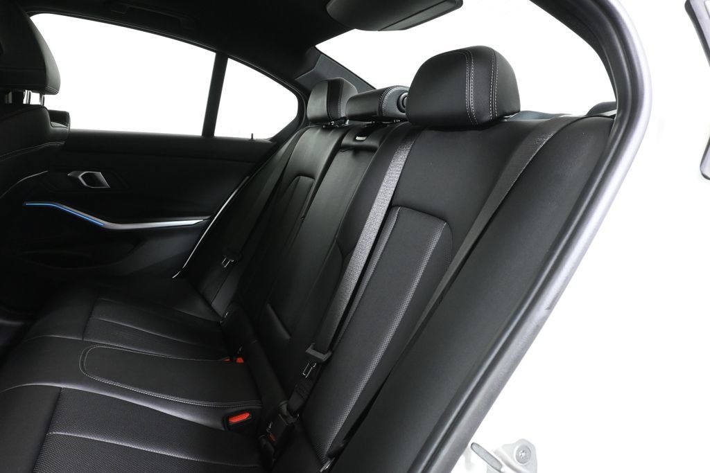 Used 2025 BMW 330i xDrive Sedan w/ Convenience Package AWD/4WD image 4