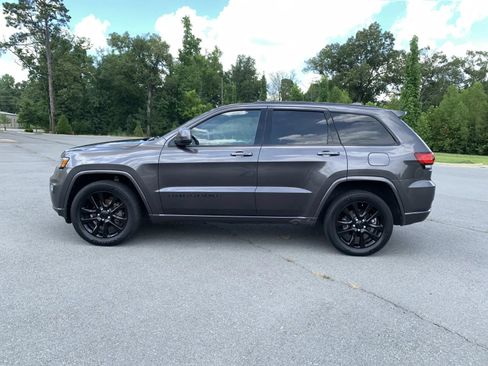 Used 2019 Jeep Grand Cherokee Altitude AWD/4WD image 4
