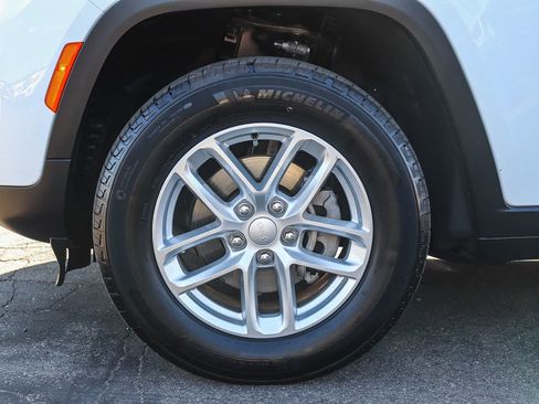 Used 2025 Jeep Grand Cherokee Laredo X RWD image 10