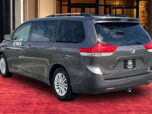 Used 2013 Toyota Sienna XLE w/ Premium Pkg FWD image 11