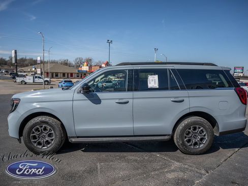 Used 2025 Ford Expedition Active AWD/4WD image 4