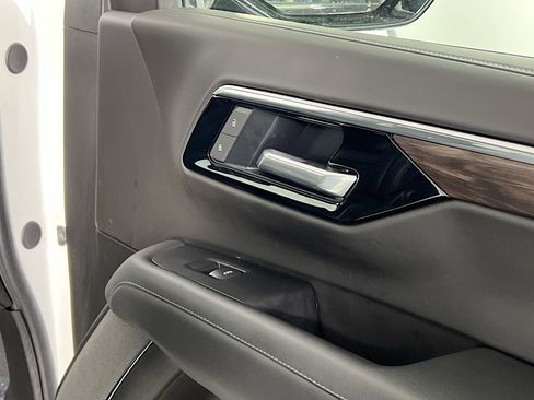 Used 2025 Chevrolet Suburban Z71 image 32