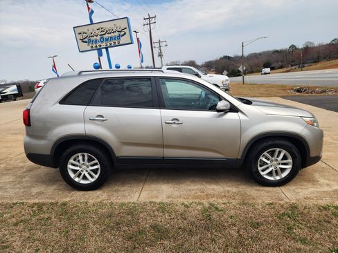 Used 2015 Kia Sorento LX image 3