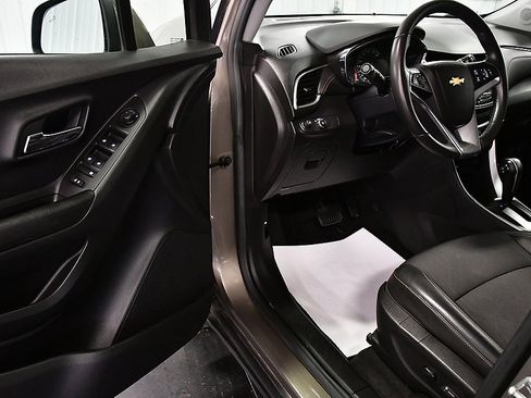 Used 2021 Chevrolet Trax LT w/ Driver Confidence Package image 13