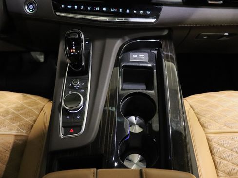 Used 2024 Cadillac Escalade Premium Luxury AWD/4WD image 32