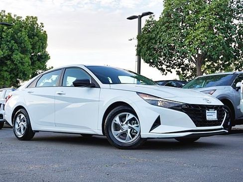 Used 2021 Hyundai Elantra SE w/ Cargo Package image 2