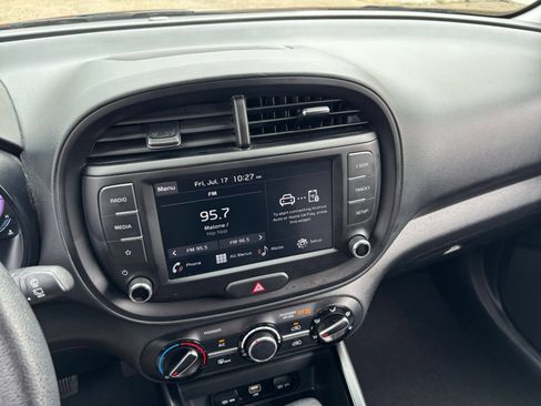 Used 2025 Kia Soul LX w/ LX Technology Package FWD image 20