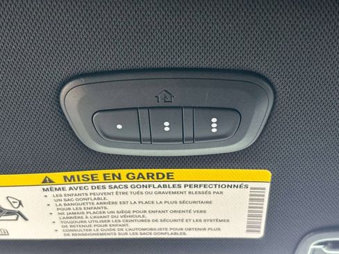 Used 2025 Chrysler Pacifica Select FWD image 31