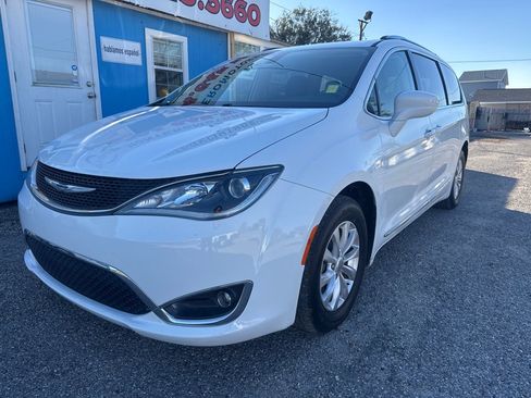 Used 2018 Chrysler Pacifica Touring-L image 2
